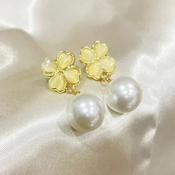 Clover Pearl Golden Earrings