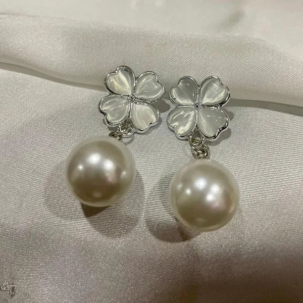 Clover Pearl White Earrings