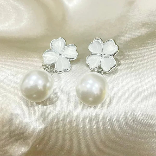 Clover Pearl White Earrings