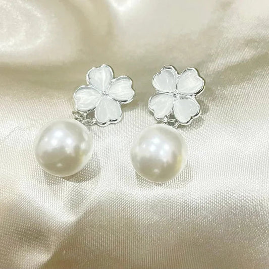 Clover Pearl White Earrings