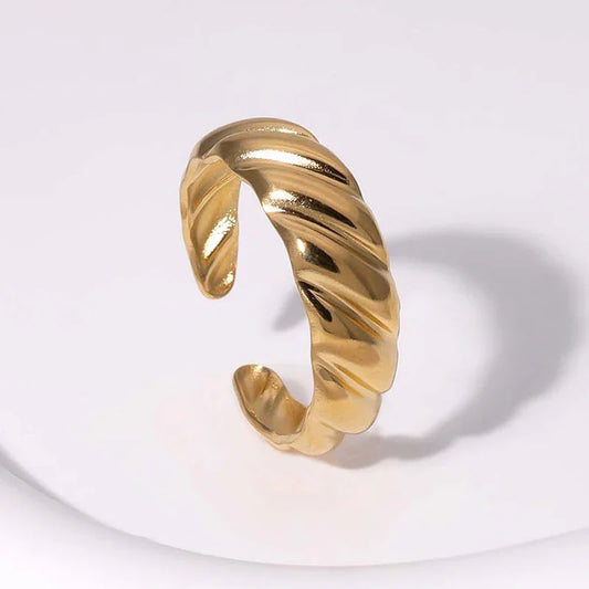 Croissant Geometric Ring